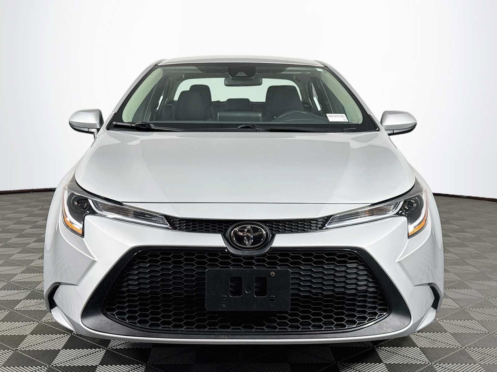 Used 2022 Toyota Corolla LE FWD image 2