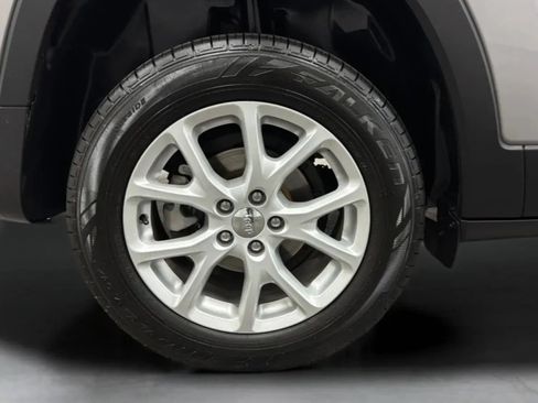 Used 2018 Jeep Cherokee Latitude Plus FWD image 29