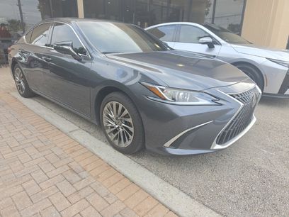 Used 2025 Lexus ES 300h w/ Technology Package