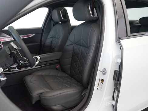 Used 2025 BMW 740i RWD image 3