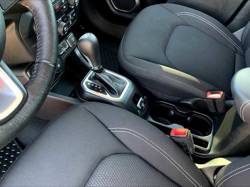 Used 2023 Jeep Renegade Latitude w/ Premium Group image 16