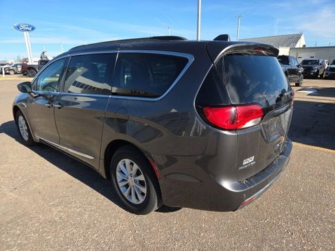 Used 2017 Chrysler Pacifica Touring-L image 3