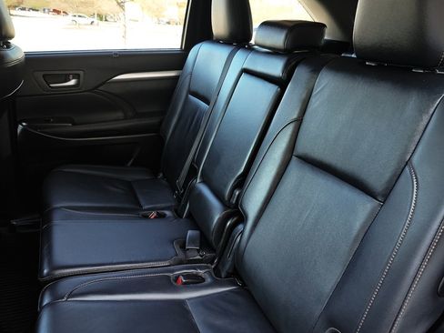 Used 2019 Toyota Highlander XLE image 21