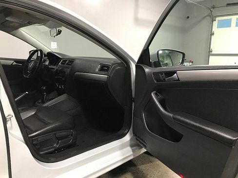 Used 2017 Volkswagen Jetta SE image 18