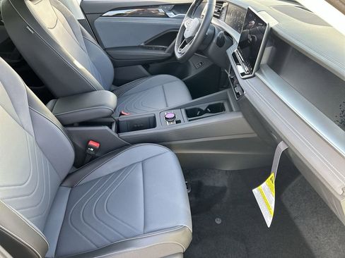 New 2026 Volkswagen Tiguan SE FWD image 8