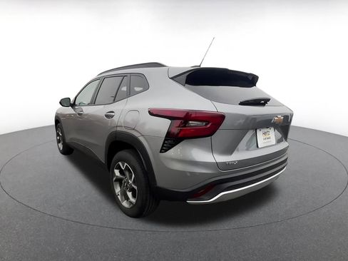 Used 2025 Chevrolet Trax LT w/ LT Convenience Package image 11