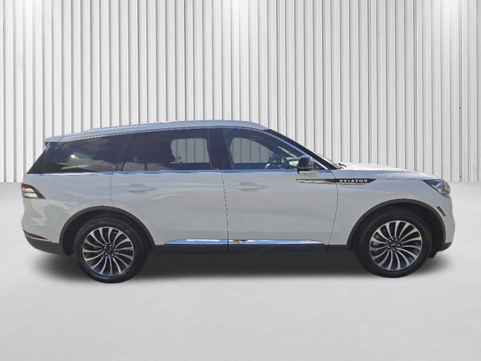 Used 2023 Lincoln Aviator Reserve w/ Elements Package Plus AWD/4WD image 4
