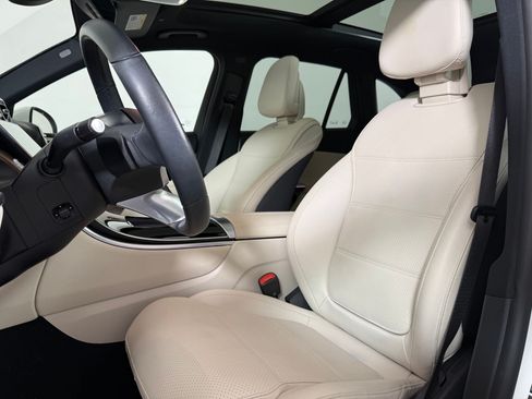 Used 2023 Mercedes-Benz GLC 300 4MATIC image 5