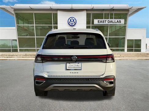 Certified 2025 Volkswagen Taos SE image 4