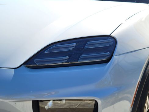 Used 2025 Porsche Macan Electric image 35