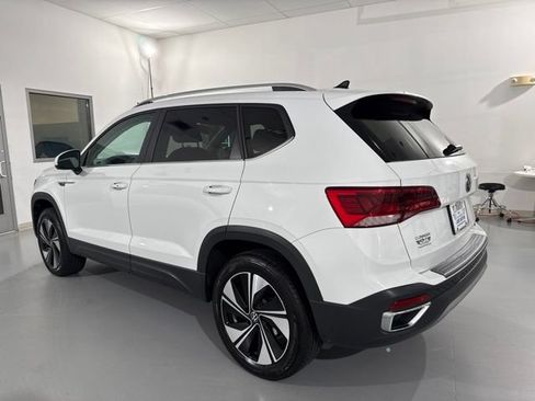 Used 2024 Volkswagen Taos SE w/ Panoramic Sunroof Package AWD/4WD image 5