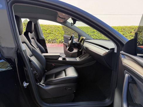 Used 2022 Tesla Model Y Long Range AWD/4WD image 12