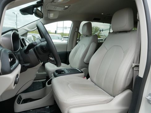 Used 2021 Chrysler Pacifica Touring-L w/ Premium & Safety Sphere Group FWD image 14