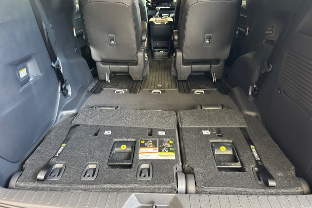 Used 2026 Toyota Sienna Limited FWD image 12