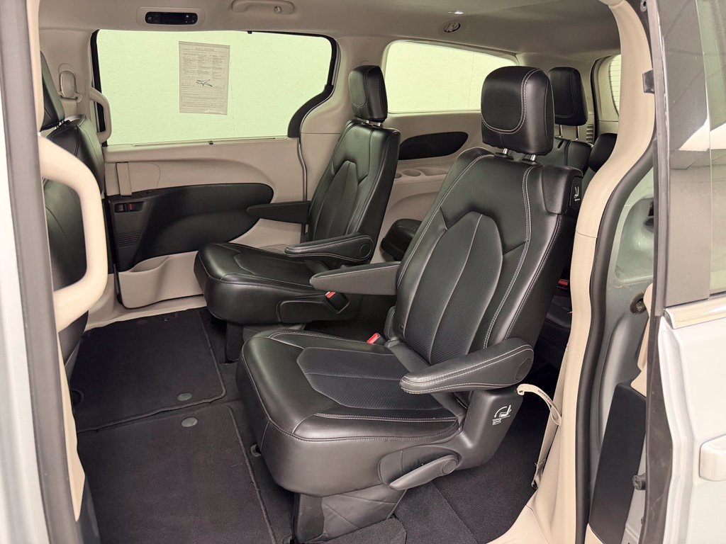 Used 2024 Chrysler Pacifica Touring-L FWD image 17