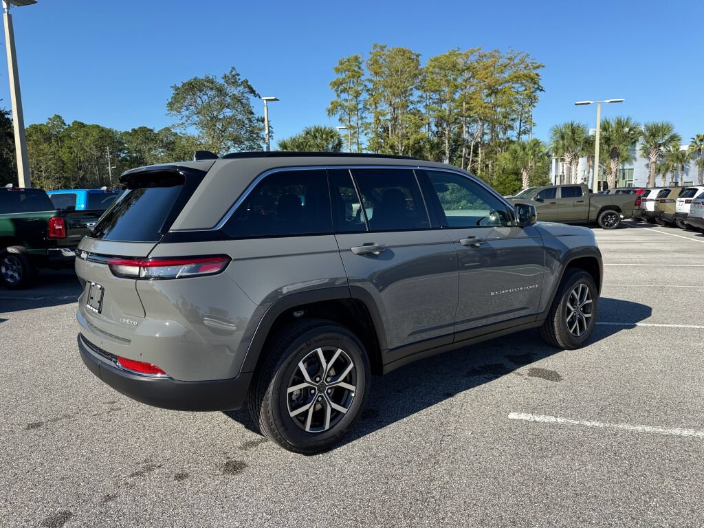 New 2027 Jeep Grand Cherokee Laredo RWD image 3