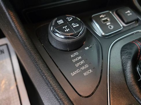 Used 2020 Jeep Cherokee Trailhawk AWD/4WD image 15