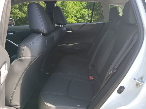 Used 2023 Toyota Corolla Cross XLE w/ Convenience Package FWD image 12
