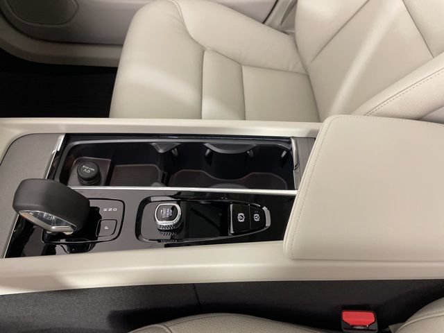 Certified 2025 Volvo XC60 T8 Plus w/ Protection Package Premier AWD/4WD image 17