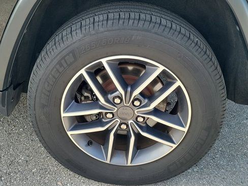 Used 2020 Jeep Grand Cherokee Laredo w/ Laredo X Package image 11