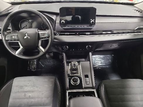 Used 2024 Mitsubishi Outlander SE FWD image 2