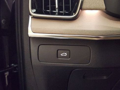 New 2026 Volvo XC90 B6 Plus w/ Protection Package Premier AWD/4WD image 22