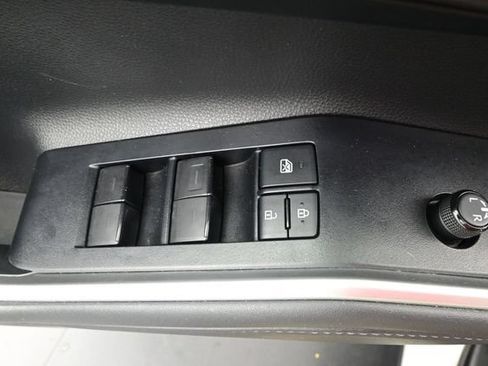 Used 2022 Toyota Highlander L FWD image 11