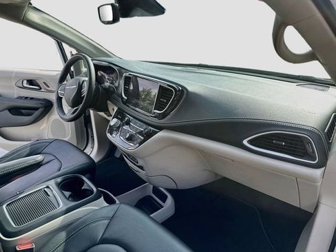 Used 2022 Chrysler Pacifica Touring-L AWD/4WD image 30
