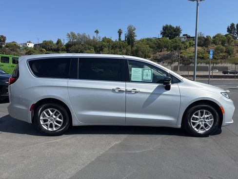 Used 2024 Chrysler Pacifica Touring-L image 9