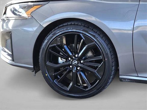 Used 2024 Nissan Altima 2.5 SR FWD image 9