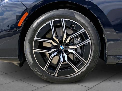 Certified 2023 BMW 760i xDrive w/ Luxury Rear Seating Package image 11