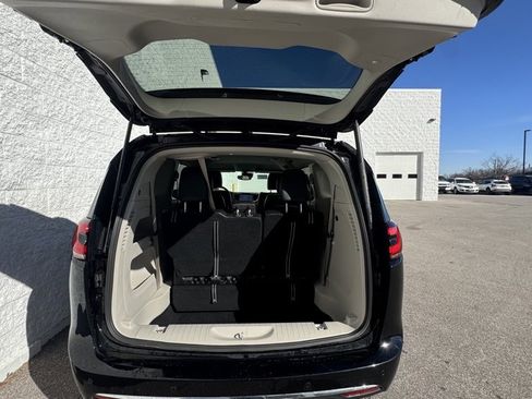 Used 2024 Chrysler Pacifica Touring-L image 11