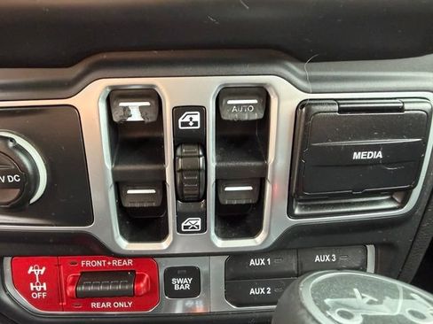 Used 2018 Jeep Wrangler Unlimited Rubicon AWD/4WD image 26