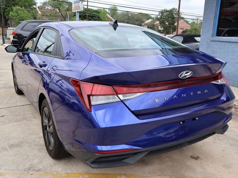 Used 2023 Hyundai Elantra SEL w/ Preferred Accessory Package FWD image 6