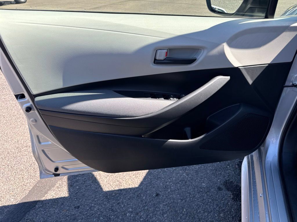 Used 2022 Toyota Corolla LE FWD image 18