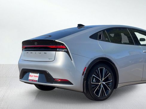 Used 2025 Toyota Prius XLE image 10