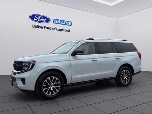 Used 2025 Ford Expedition Platinum image 2