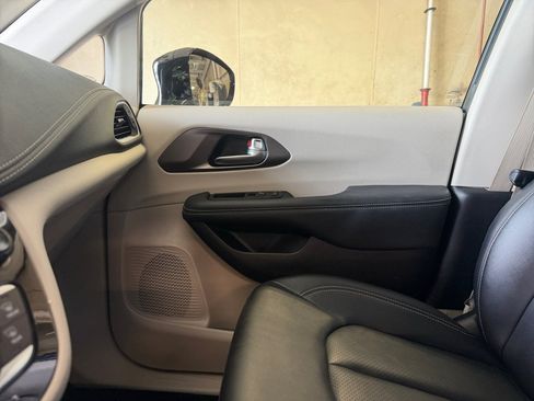 Used 2024 Chrysler Pacifica Touring-L FWD image 35