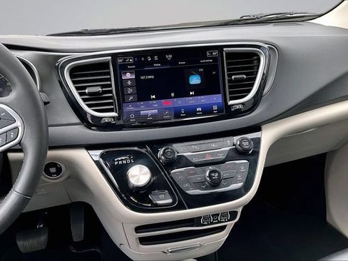 Used 2023 Chrysler Pacifica Touring-L FWD image 9