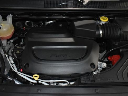 Used 2022 Chrysler Pacifica Touring-L image 10