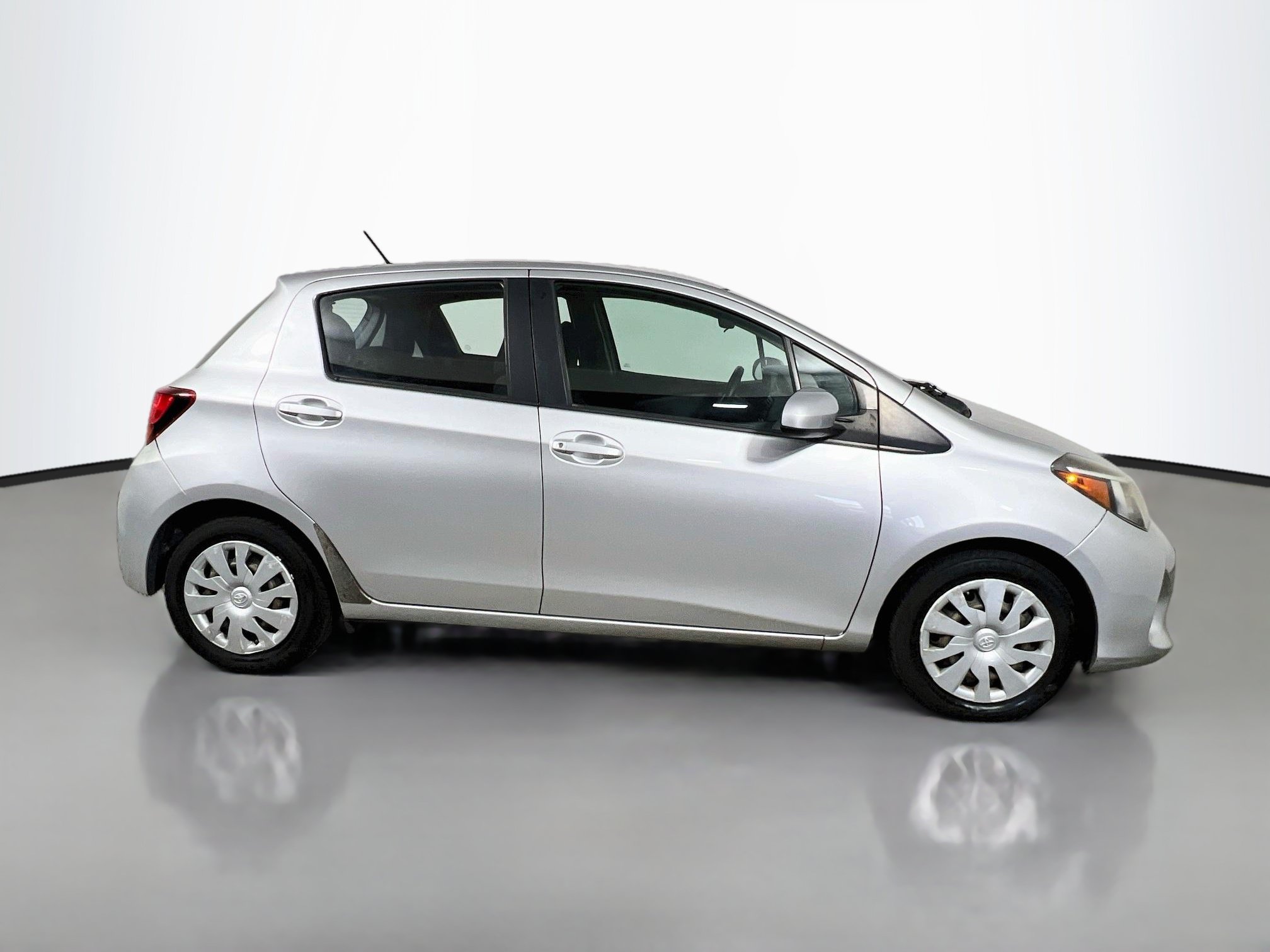 Used 2017 Toyota Yaris L FWD image 3