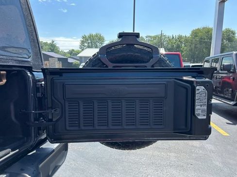 Used 2020 Jeep Wrangler Unlimited Sahara AWD/4WD image 10