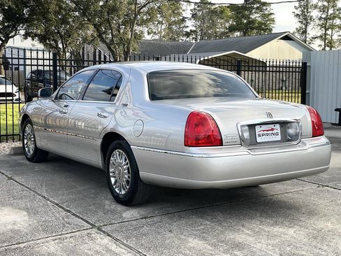 Used 2006 Lincoln Town Car Signature Limited image 9