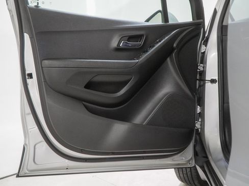 Used 2018 Chevrolet Trax LT w/ LT Convenience Package image 16