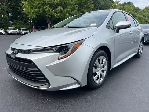 Used 2025 Toyota Corolla LE image 7
