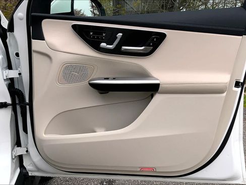 Used 2025 Mercedes-Benz GLC 300 4MATIC image 23
