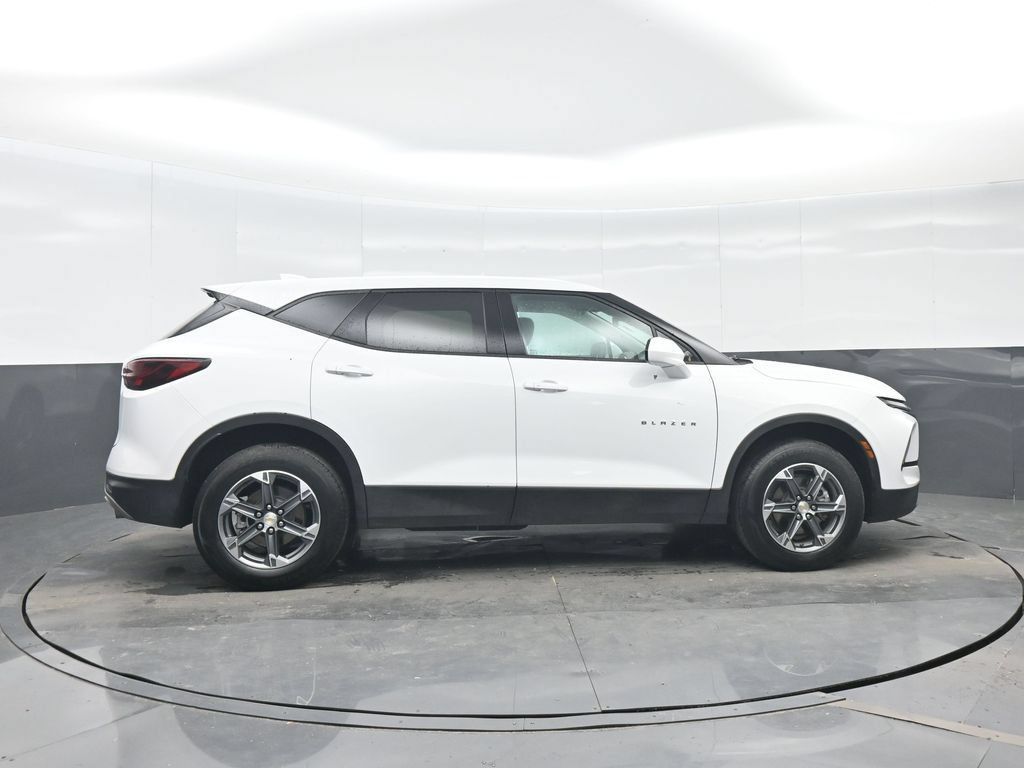 Used 2025 Chevrolet Blazer LT FWD image 7