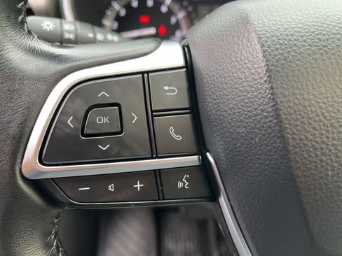 Used 2020 Toyota Highlander XLE image 28