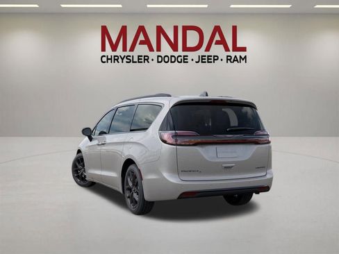 New 2026 Chrysler Pacifica Limited w/ S Appearance Package FWD image 3