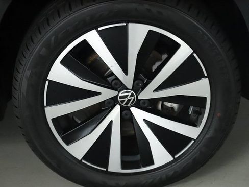Certified 2022 Volkswagen Taos SE w/ Panoramic Sunroof Package AWD/4WD image 10